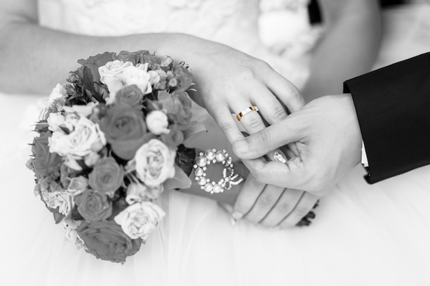 Foto el anillo de bodas en el fondo de la boda de su descubridor