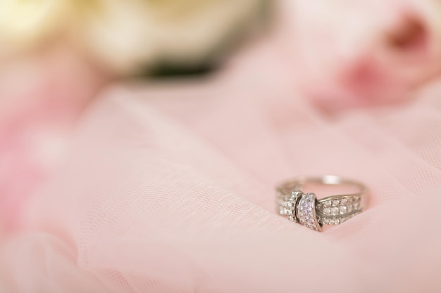 Anillo de bodas en el fondo de un ramo de flores