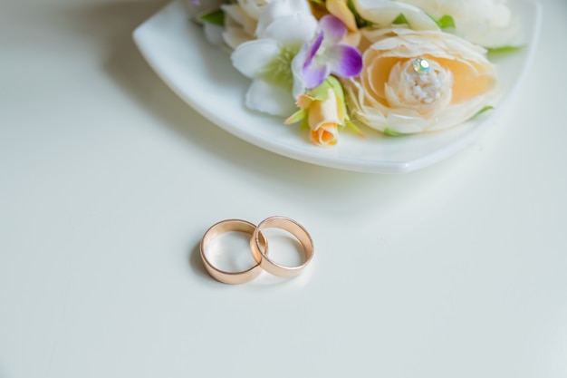 anillo de bodas, hermoso ramo, accesorios de novia