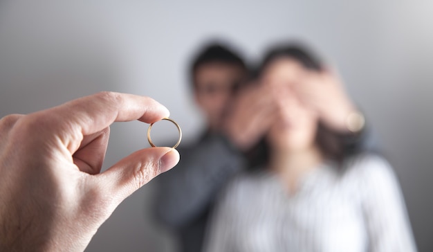 Anillo de bodas. Hombre a punto de dar y proponer a chica