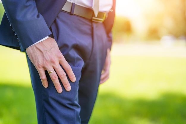 Anillo de bodas en la mano del novio en un primer plano de traje