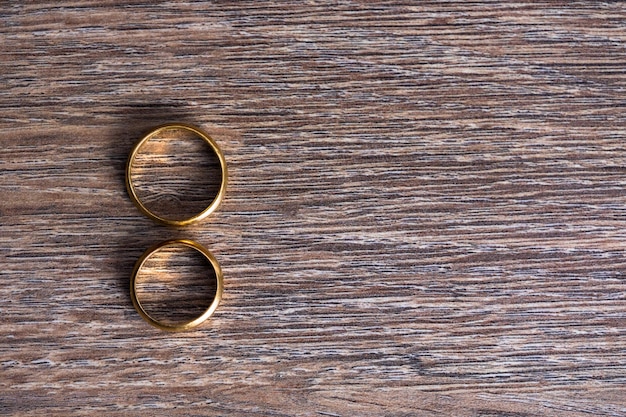 Anillo de bodas en la mesa