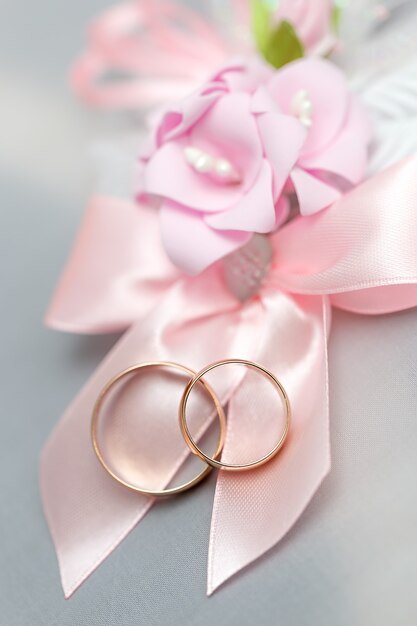 Anillo de bodas de oro, decoraciones para una celebración de bodas.