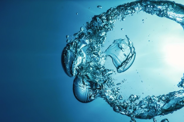 Anillo de burbujas bajo el agua asciende hacia el sol