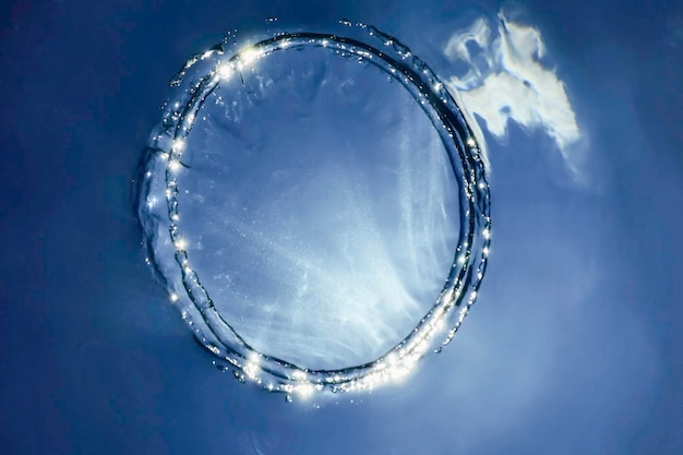 El anillo de burbujas asciende hacia el sol, bajo el agua