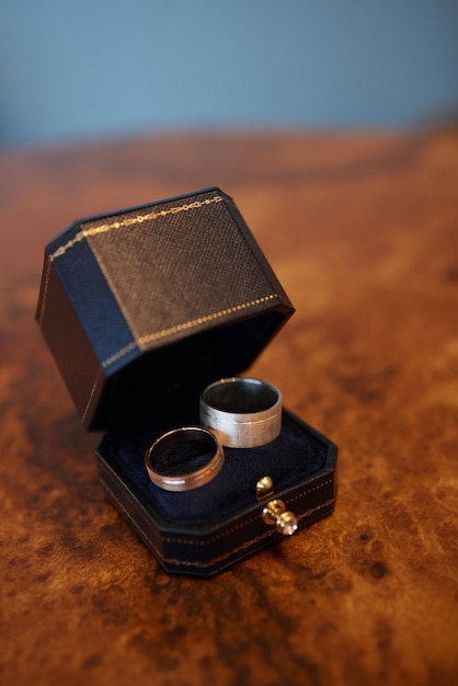 Anillo en la caja en la mesa de madera