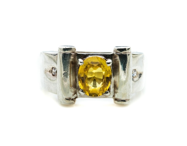 anillo clásico con una piedra de topacio amarillo sobre fondo blanco