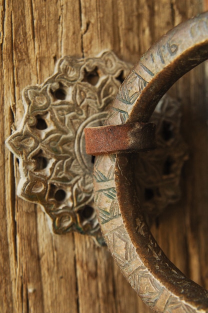 Foto anillo de cobre antiguo de primer plano con un grabado en la puerta