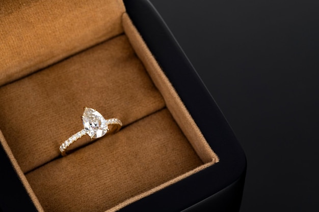Anillo de compromiso de diamantes de talla pera
