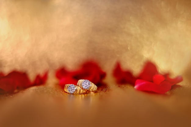 Anillo de compromiso dorado con flor rosa roja