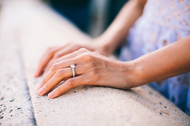 Anillo de compromiso en mano de cerca