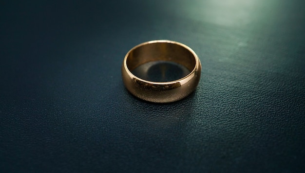 anillo de compromiso de oro liso