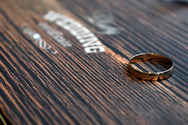 anillo de compromiso de oro sobre un fondo hermoso