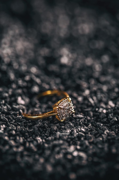 Foto anillo de compromiso de oro