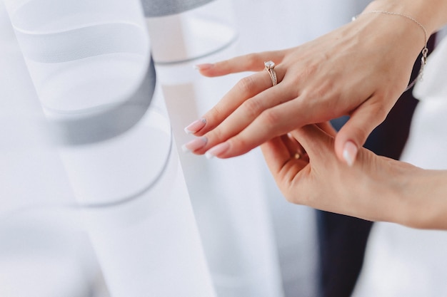 Anillo de compromiso con una piedra en la mano de la novia suave