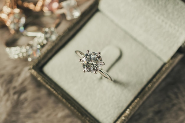 Anillo de diamantes de compromiso de lujo en caja de regalo de joyería