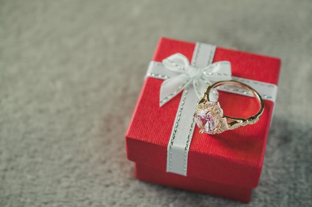 Anillo de diamantes de joyería rosa en caja de regalo roja