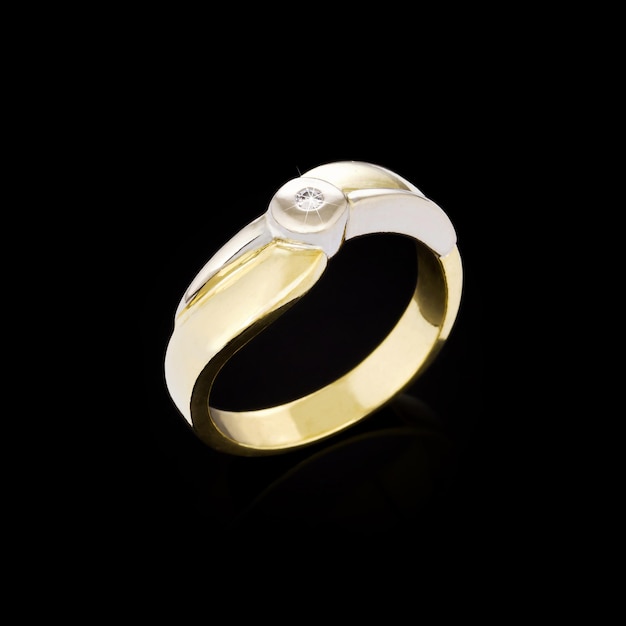 Anillo de diamantes de oro sobre fondo negro