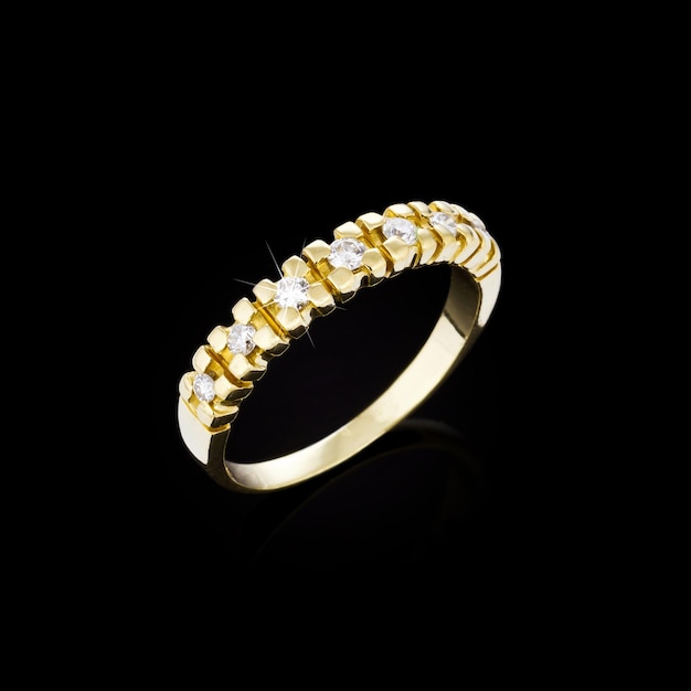 Anillo de diamantes de oro sobre fondo negro