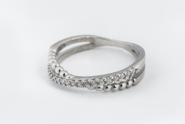 Anillo de diamantes de plata aislado sobre fondo blanco Anillo de moda de joyas de plata