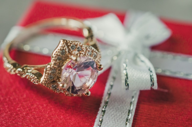 anillo de diamantes rosa en caja de regalo