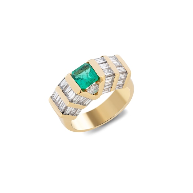 Anillo de esmeralda verde con diamantes sobre un fondo blanco