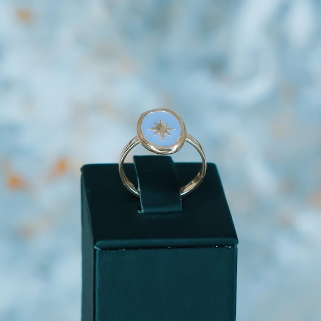 un anillo con una estrella se sienta en un libro negro.