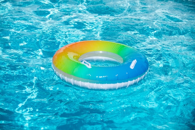 Anillo flotante flotando en una piscina