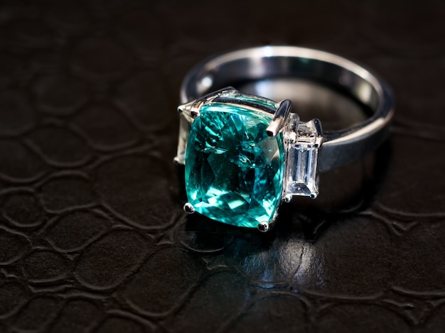 anillo de gema verde con diamante blanco