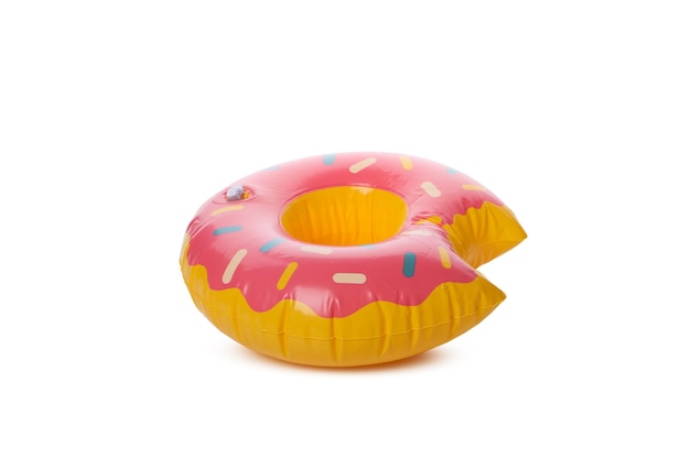 Anillo de goma donut aislado sobre fondo blanco.