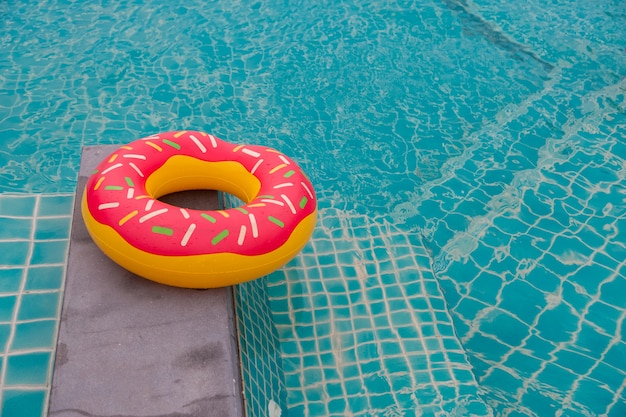 Anillo de goma en el fondo azul de la piscina