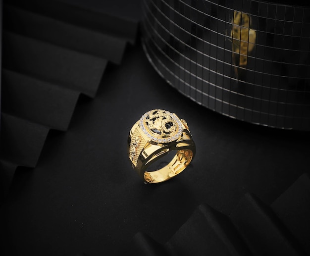 Anillo de hombre de oro único sobre fondo negro Joyas preciosas