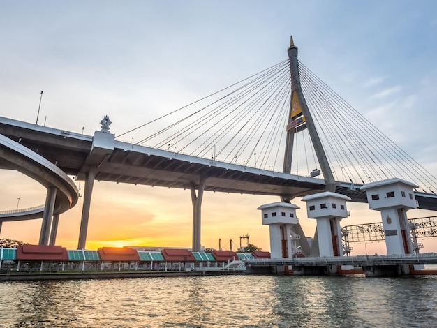 Foto el anillo industrial une la palabra tailandesa que significa 'bhumiphol' y cruza el río chaophraya en bangkok