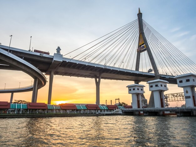 Foto el anillo industrial une la palabra tailandesa que significa 'bhumiphol' y cruza el río chaophraya en bangkok