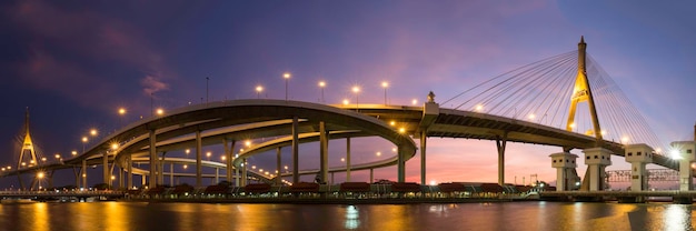 El anillo industrial une la palabra tailandesa que significa 'Bhumiphol' y cruza el río Chaophraya en Bangkok