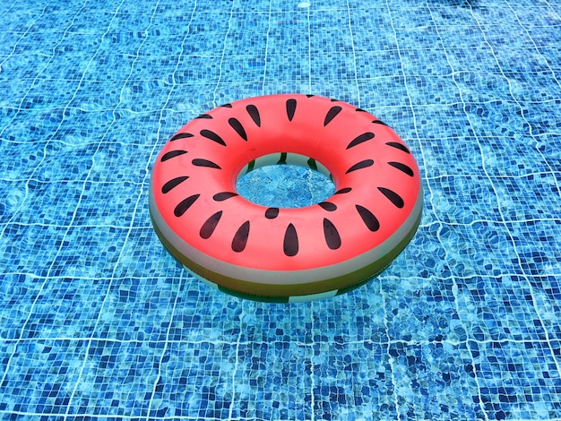 Foto anillo inflable flotando en una piscina