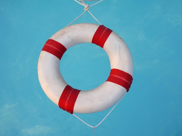 Anillo inflable flotando en una piscina