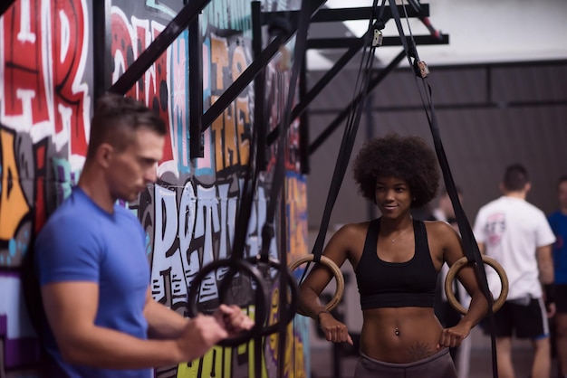 Foto anillo de inmersión joven y mujer afroamericana relajados después de hacer ejercicio en el gimnasio ejercicio de inmersión