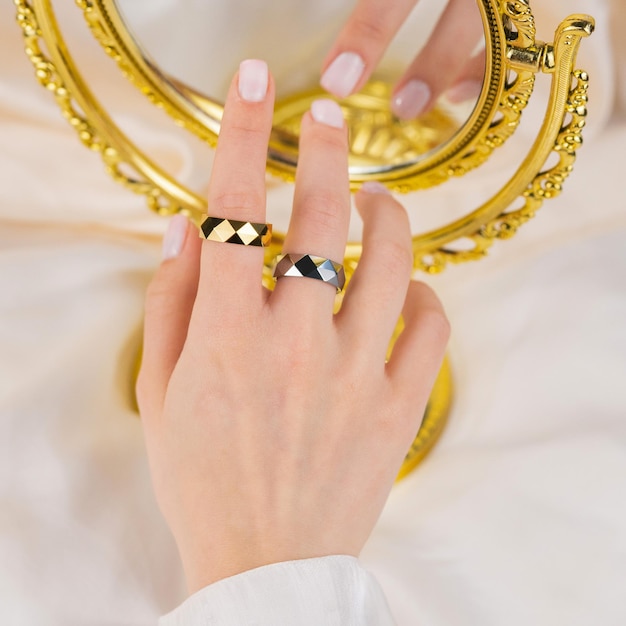 Anillo de joyería en el dedo de una mujer