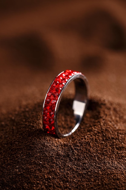 Anillo de joyería rojo