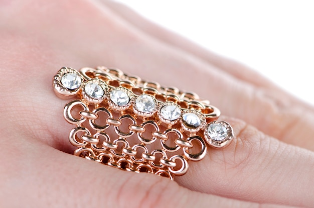 Anillo de joyería usado en el dedo