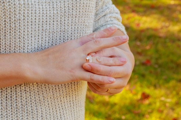 Anillo en la mano de una chica hermosa Anillo de bodas con mano