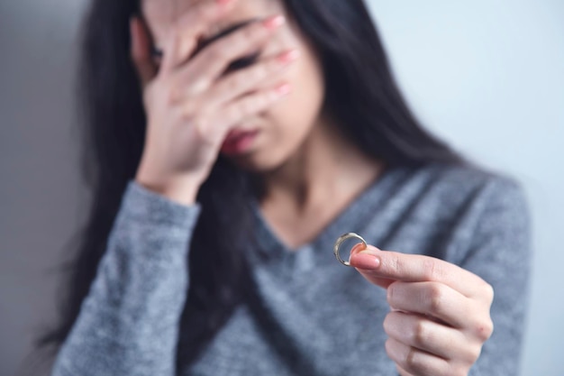 Anillo de mano de mujer triste