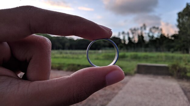 anillo en la mano