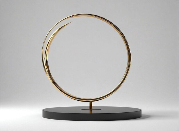 un anillo de metal plateado en oro en un soporte negro