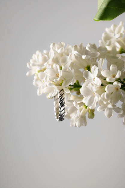 Anillo de mujer de plata con flores blancas