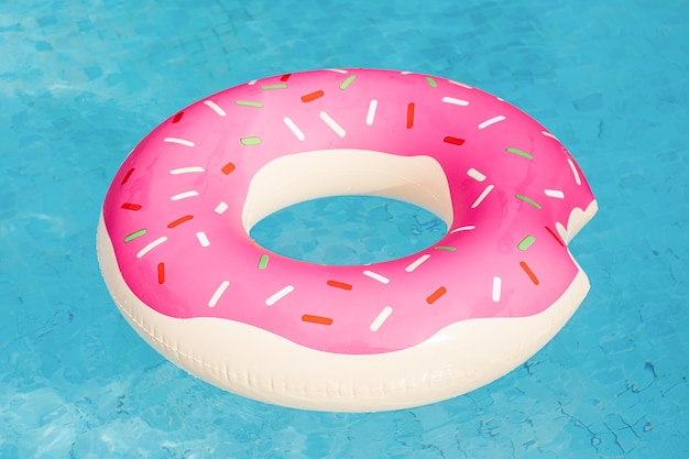 Anillo de natación inflable flotando en la piscina