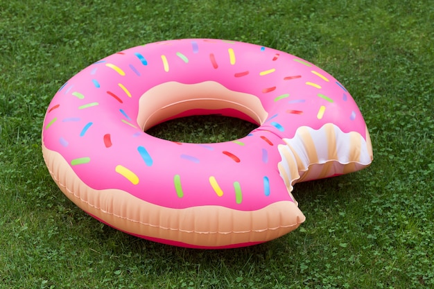 Anillo de natación inflable en forma de donut en la hierba