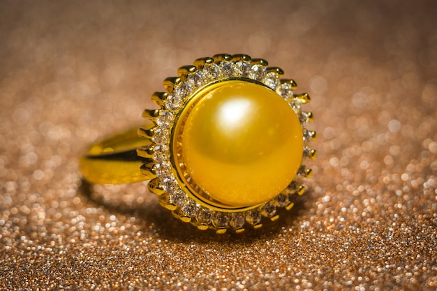 Foto anillo de oro amarillo perla