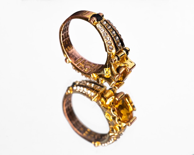 Anillo de oro antiguo con rubí aislado sobre fondo blanco.